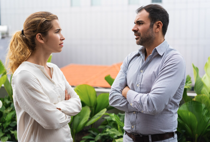 Qué es un conflicto. Hombre y mujer discutiendo en la calle.