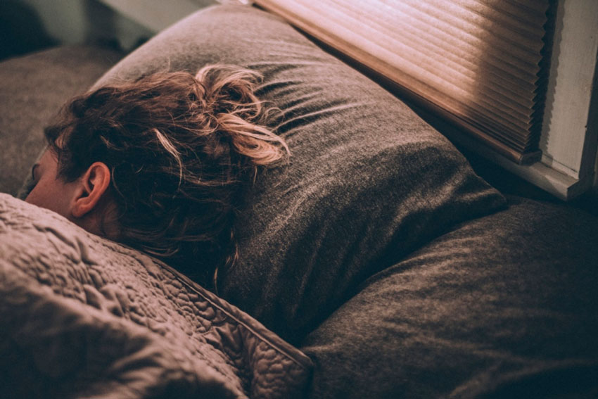 Mujer en la cama durmiendo. 