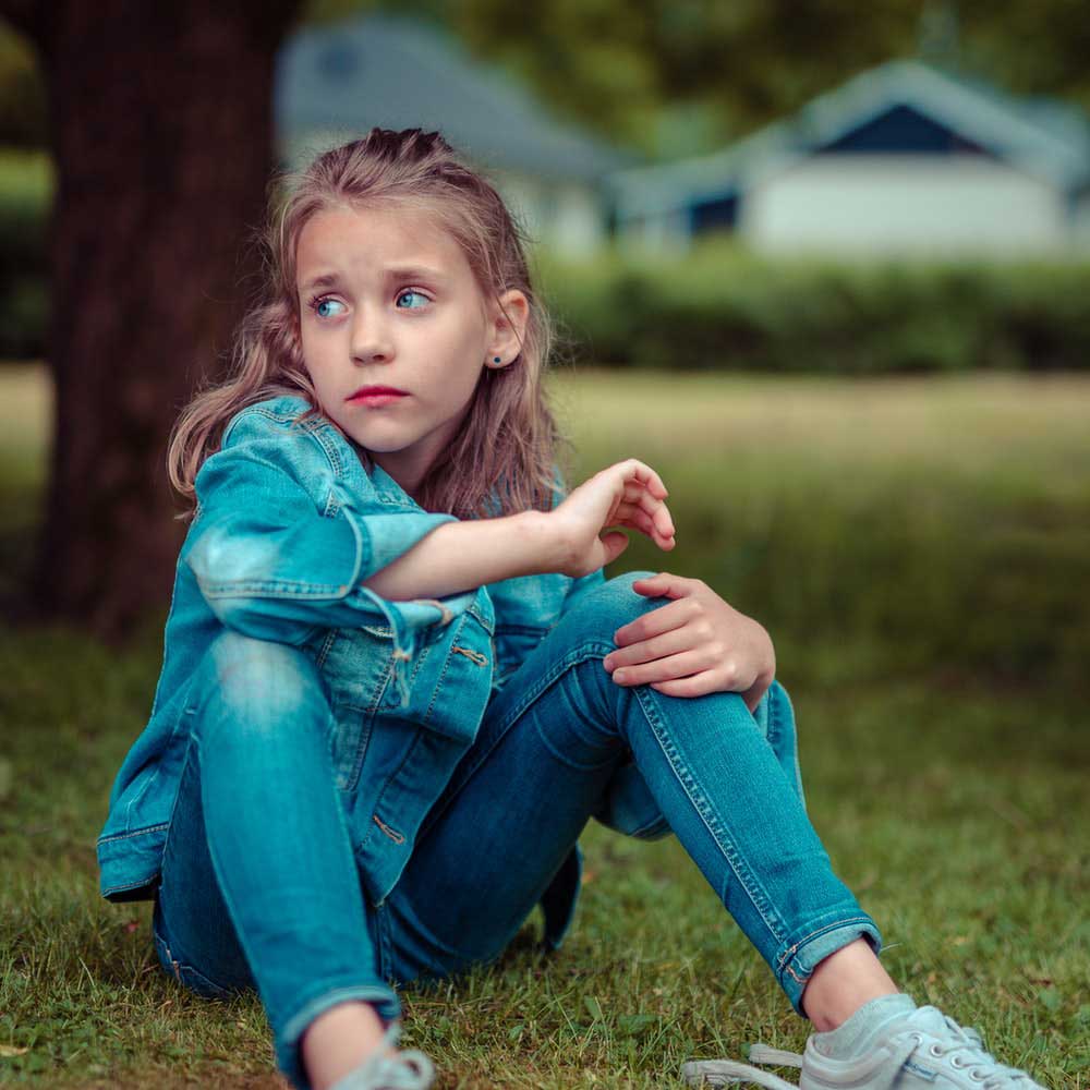 Niña triste. Pensativa. Expresión de tristeza. Emoción básica.