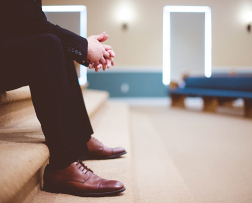 Hombre de traje sentado esperando con paciencia.