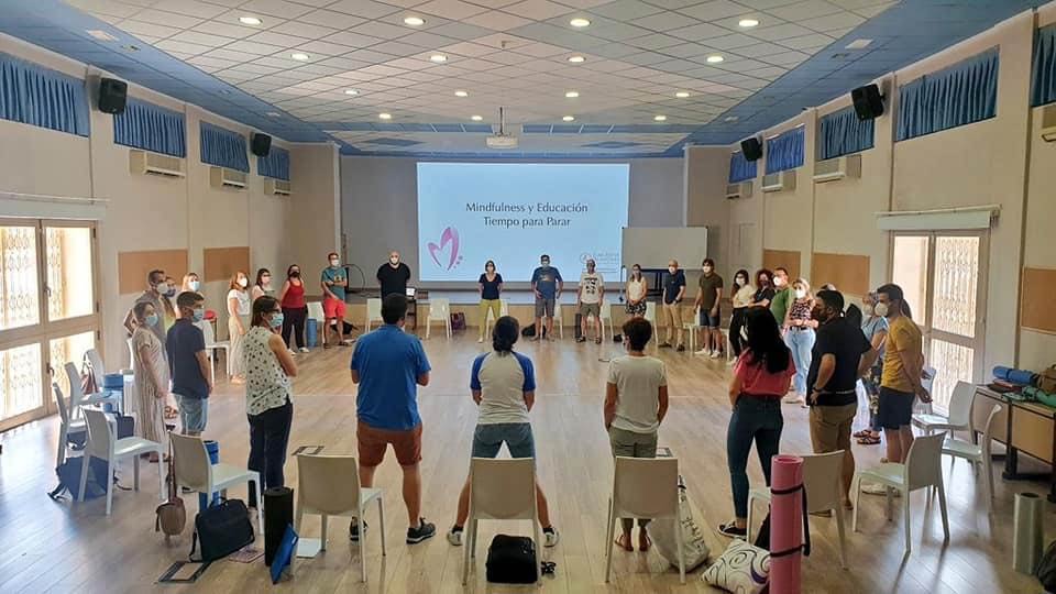 Almudena de Andrés impartiendo una formación de Mindfulness en las aulas