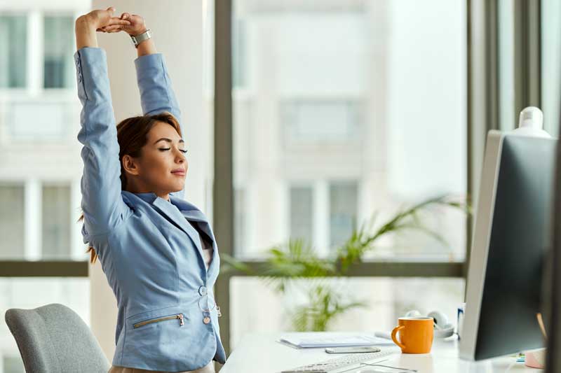 Mujer practicando Mindfulness. Meditando. Mindfulness en la empresa.