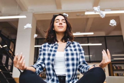 Mindfulness en la empresa. Gestión del tiempo. Mujer concentrada meditando.