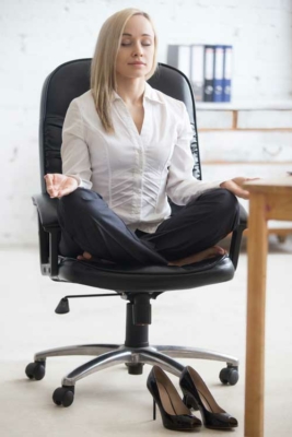 Mujer ejecutiva meditando. Mindfulness en las empresas.