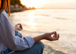 Meditación junto al mar al atardecer. Mindfulness y depresión