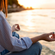 Mindfulness y depresión. Programa MBCT: cómo prevenir recaídas a través de la atención plena 2 Meditación junto al mar al atardecer. Mindfulness y depresión 2