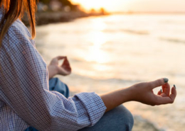 Meditación junto al mar al atardecer. Mindfulness y depresión 2