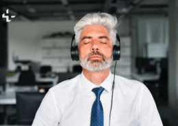 Hombre con auriculares en oficina moderna. Mindfulness en las organizaciones.