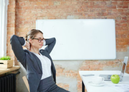 Mujer relajada en oficina moderna. Mindfulness en las organizaciones.
