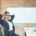 Mujer relajada en oficina moderna. Mindfulness en las organizaciones.