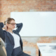 Retos y claves para integrar el mindfulness en las organizaciones con éxito 30 Mujer relajada en oficina moderna. Mindfulness en las organizaciones.