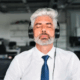 Hombre con auriculares en oficina moderna. Mindfulness en las organizaciones.