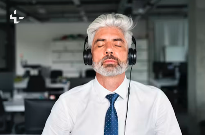 Hombre con auriculares en oficina moderna. Mindfulness en las organizaciones.