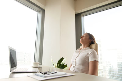 Mujer relajándose en oficina moderna. Mindfulness en las organizaciones.