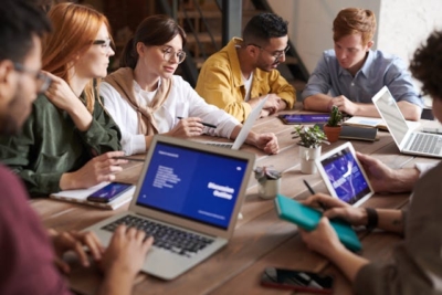 Reunión de trabajo con ordenadores portátiles (Laptops). Mindfulness en las organizaciones.