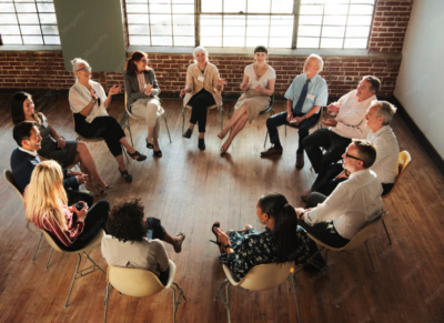Qué es Mindfulness. Mindfulness para las empresas Qué es Mindfulness. Grupo de personas sentadas en círculo
