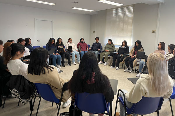 Grupo de estudiantes del programa de Mindfulness MBCT Almudena de Andrés impartiendo un programa de Mindfulness MBCT